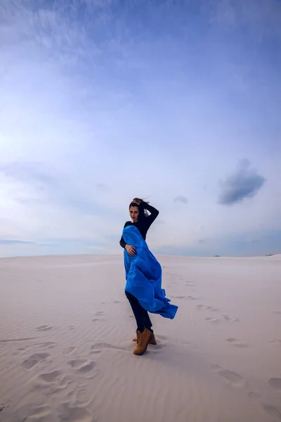 Romantyczny dziewczynka ekspresyjny, ubrany w latający niebieski szalik — Zdjęcie stockowe