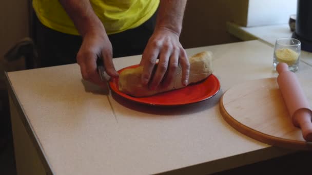 Man Snijdt Het Deeg Gelijke Stukken Een Witte Tafel Koken — Stockvideo