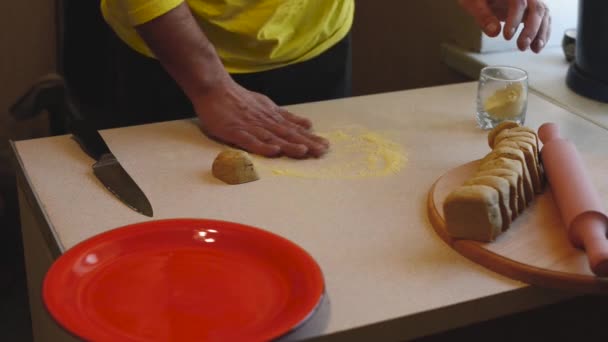 Homme Prend Morceau Pâte Déploie Avec Rouleau Pâtisserie État Pain — Video