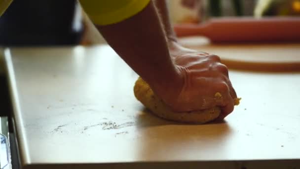 Mãos Masculinas Amassar Massa Mesa Branca Close Vista Lateral Cozinhar — Vídeo de Stock