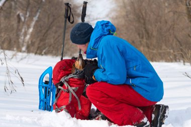 Bir onun oturan komik küçük köpek için konuşmaya gülümseyen fiyatı backp