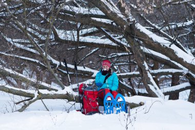 Gülümseyen kadın, bir kar ayakkabıları içecekler kahve fiyatı