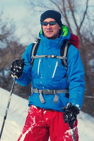 Gelukkig reiziger in zonnebril staat in een winter forest — Stockfoto