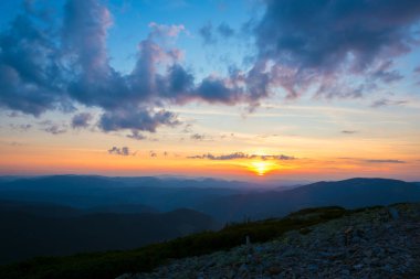 Dağlarda çarpıcı bir gün batımı. 