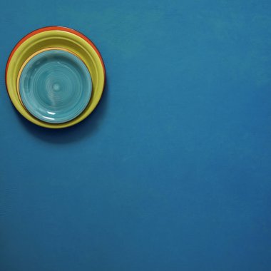 Natürmort - kırmızı, turkuaz ve yeşil yemekleri köşede dikil.