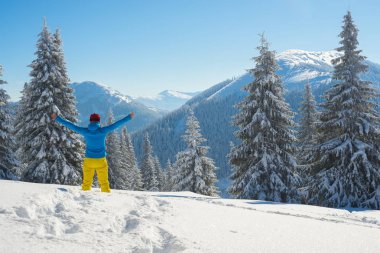 Maceracı, kadın Kollarını açarak