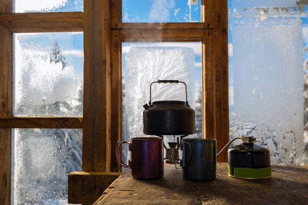 Kis vízforraló áll a gázkazán mellett acél csésze — Stock Fotó