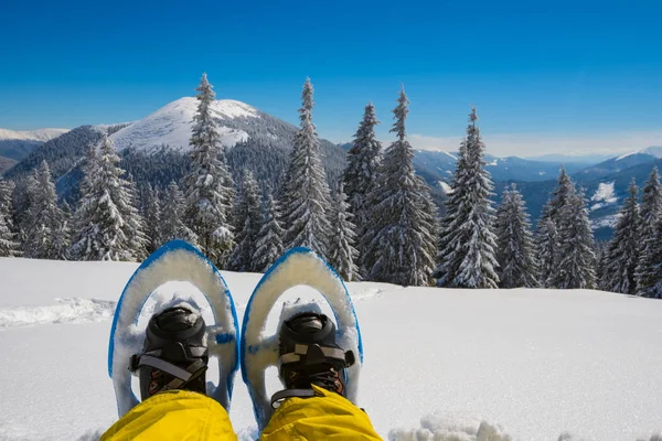 Viajero de pies en raquetas de nieve — Foto de Stock