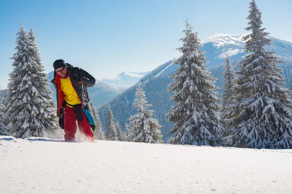 Aventurier riant court dans les montagnes d'hiver — Photo