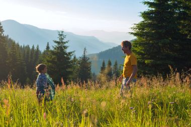 Baba ve küçük oğlu standları arasında yemyeşil bir yeşil çimen