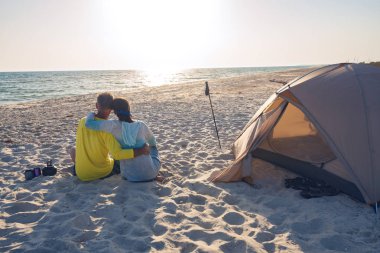 Romantik Çift yolcuları rahatlatıcı beac bir çadırın yakınında