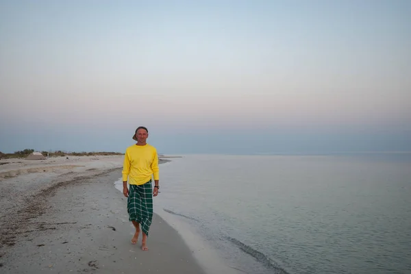 快乐的冒险家在日落时沿着冲浪线漫步 — 图库照片