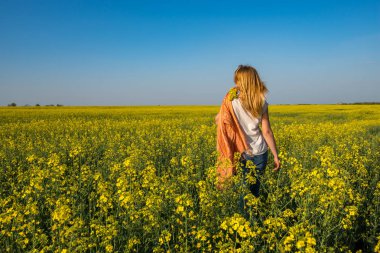 Turuncu eşarp ile genç güzel kadın sarışın