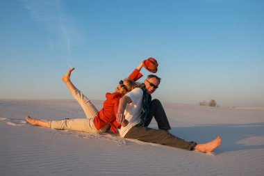 Çift oturma, sırt sırta, çölde