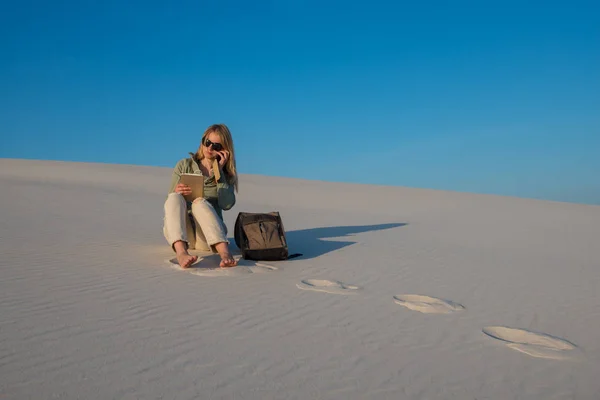 Poważne młoda kobieta używa tablet w pustyni — Zdjęcie stockowe