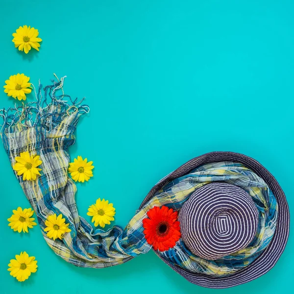 Beach blue hat decorated with red flowers, gerbera and colorful — Stock Photo, Image