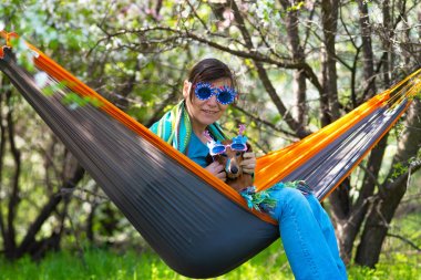 Onun komik köpek bir hamakta rahatlatıcı ile mutlu kadın