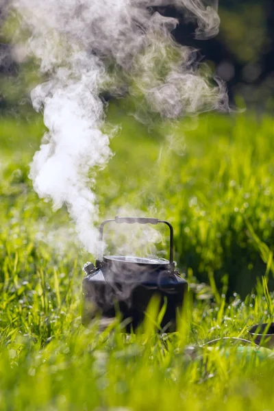 Buhar kaynıyor küçük bir çelik çaydanlık gaz b üzerinde yükselir.