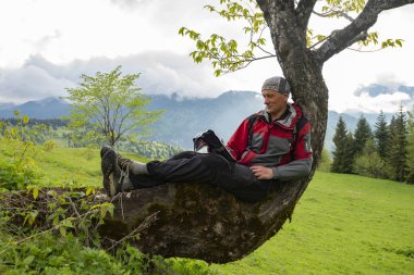 Harita ile gülümseyen maceracı  