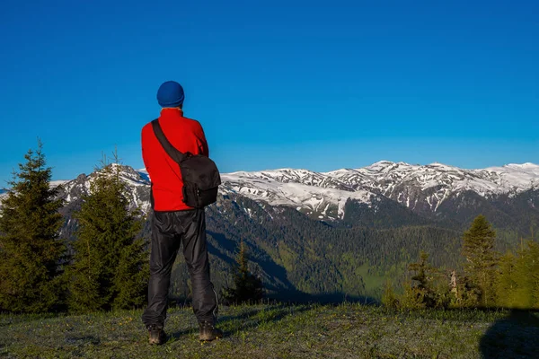 Авантюрист, фотограф стоит на склоне горы — стоковое фото