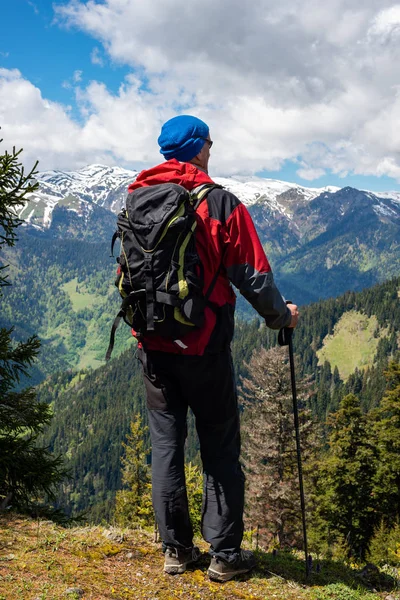 Aventureiro com mochila encantada com a vista — Fotografia de Stock