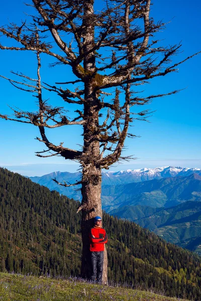 Feliz aventureiro medita nas montanhas — Fotografia de Stock