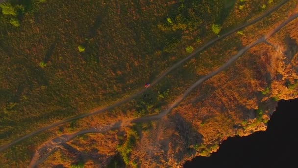 Uçuş Bir Kayalık Kıyılarında Batan Güneşin Sıcak Işınları Üzerinde Yukarı — Stok video