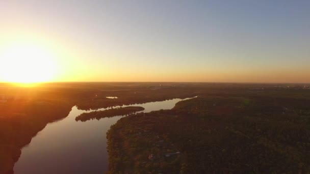 在日落的大城市旁边的一条大河的森林海岸上空飞行 第聂伯河河 乌克兰 背光源 — 图库视频影像