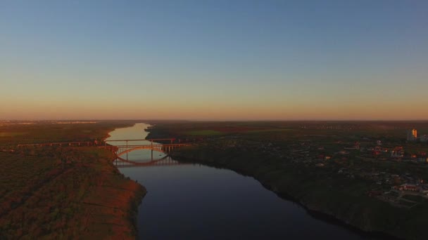 在日落期间 飞越一座大城市旁边的一条大河的树木繁茂的海岸线 第聂伯河河 扎波罗热 乌克兰 — 图库视频影像