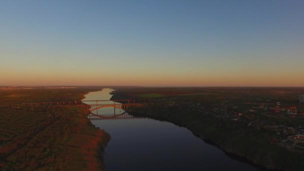 日落期间大城市旁边一条大河的树木繁茂的海岸线全景 第聂伯河河 扎波罗热 乌克兰 — 图库视频影像