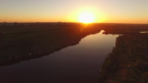 Vol Dessus Côte Boisée Une Grande Rivière Côté Une Ville — Video