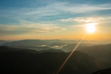 Dağlarda epik günbatımı