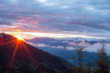 Sonra fırtına dağlarda dramatik günbatımı