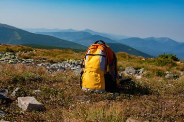 Sarı çocuk sırt çantası üstte duruyor