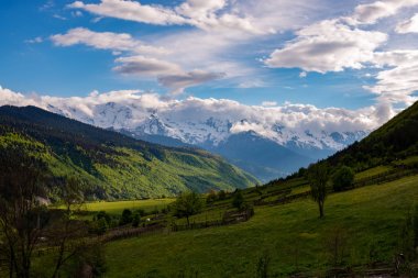 Dağ vadi yeşil eteklerinde kırsal