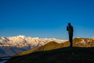 Macera, fincan kahve, ile dağ yamacında duruyor
