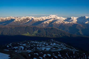 Günbatımı dağ sırtı üzerinde çarpıcı kar ile kaplı