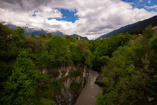 Stormachtige berg rivier in een smalle kloof — Stockfoto
