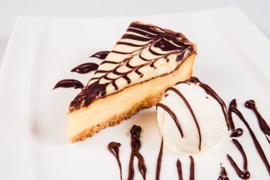 tatlı dondurma çikolatalı kek üzerine beyaz plaka üzerinde bir ışık backg