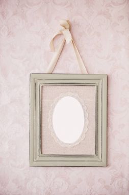 Duvarda asılı eski fotoğraf çerçevesi