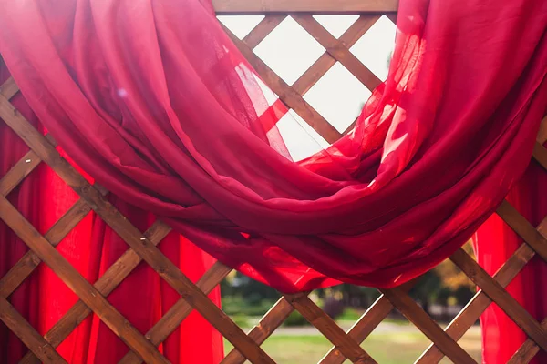 A fából készült esküvő ív, piros szövet töredéke — Stock Fotó