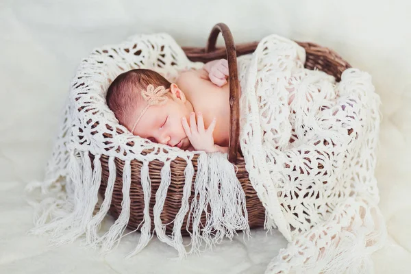 Um bebê que dorme em um cesto — Fotografia de Stock