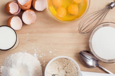 Malzemeler krep ahşap arka plan üzerinde