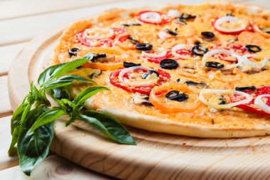 Ahşap arka plan üzerinde çeşitli Pizza