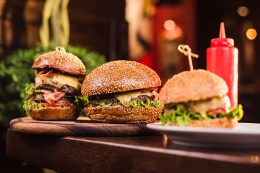 Ketçap şişesi tablo üç sulu ve lezzetli burger
