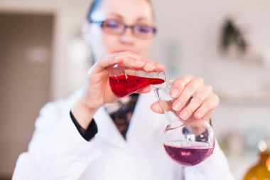 Genç kadın bilim bir örnek çözüm alır