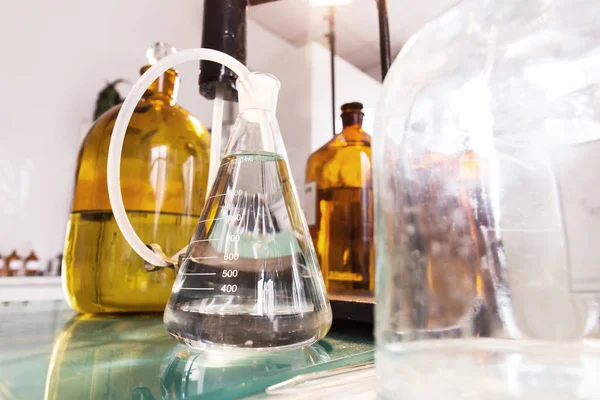Meten van transparante bekerglas in een lab — Stockfoto