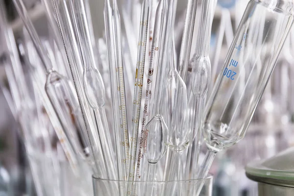 De glazen pipet in het lab — Stockfoto