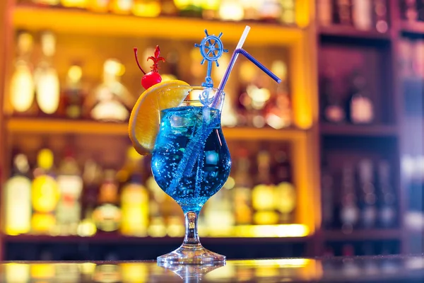 Blauwe lagune cocktail aan de bar — Stockfoto