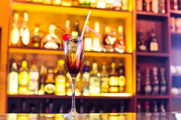 Cocktail kir royal på bar (Stäng) — Stockfoto